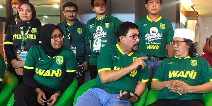 Cak Machfud berdiskusi dengan Cak Nun saat menonton laga Persebaya Surabaya vs Persis Solo di Stadion GBT, Surabaya. foto: istimewa.