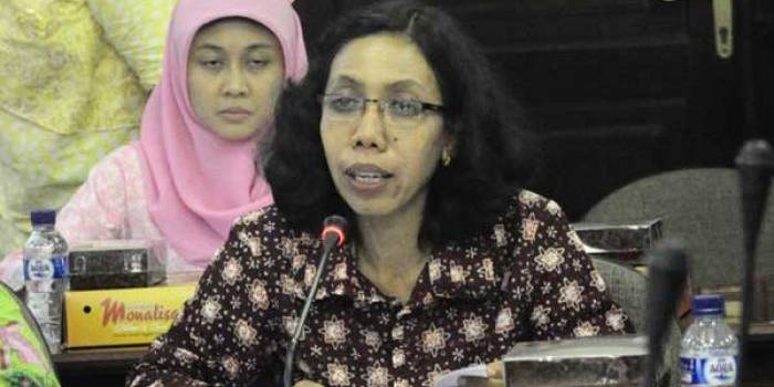 Kepala BPTB, Maria Theresia Ekawati Rahayu memberi penjelasan kepada Komisi A DPRD Surabaya dalam dengar pendapat kemarin. foto: maulana/ BANGSAONLINE
