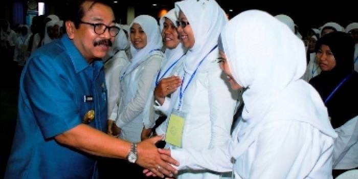 Gubernur Jawa Timur menyalami CPNS. Foto:nisa/HARIAN BANGSA