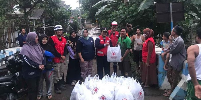 PMI Kabupaten Pasuruan saat bersama masyarakat terdampak banjir bandang di Kecamatan Winongan.