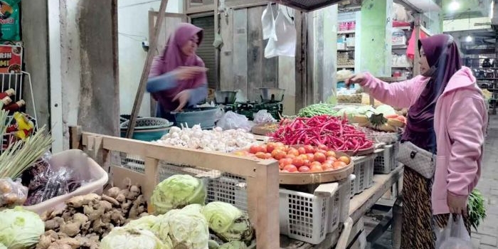 Pedagang dan pembeli di Pasar Ki Lemah Duwur Bangkalan.