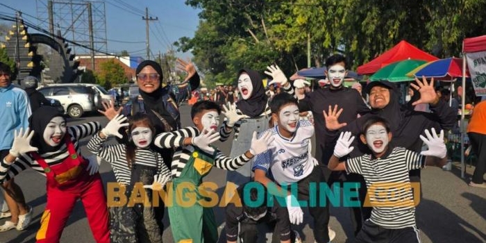Komunitas Ruang Pantomim saat meramaikan CFD Bangkalan, Minggu (7/6/2026)
