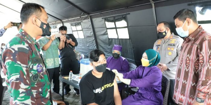 Wali Kota Abdullah Abu Bakar, Kapolres AKBP Wahyudi, dan Dandim 0809 Letkol Inf Ruly Eko Suryawan saat meninjau pelaksanaan vaksinasi kepada anak yatim. foto: ist.