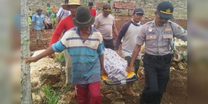 Korban saat dievakuasi petugas dibantu warga setempat.