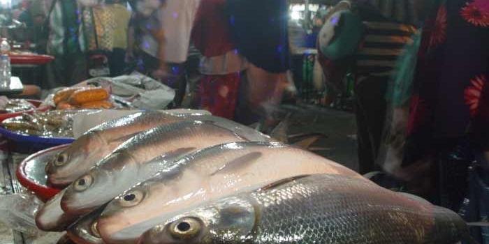 Pasar Bandeng diselenggarakan tiap menjelang Lebaran. foto: SYUHUD/ BANGSAONLINE