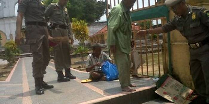 Satpol PP menjaring gepeng dalam razia yang dilakukan di Taman Adipura. Foto: Ida Okvinita/Bangsaonline.com