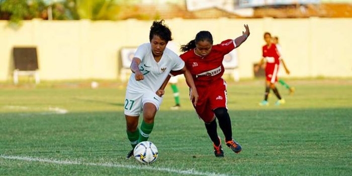 Laga Timnas Wanita Indonesia Vs Srikandi Mojopahit Mojokerto di Stadion Jenggolo, Sidoarjo.
