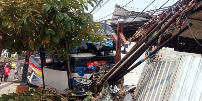 Kondisi bus yang turut ringsek usai diseruduk truk boks
