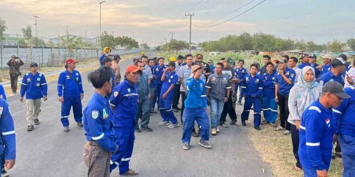 Para pegawai saat memprotes aktivitas bongkar muat yang diduga ilegal di Pelabuhan Kota Probolinggo.