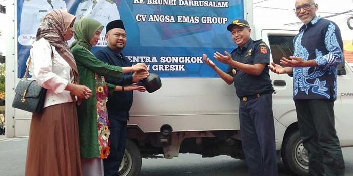 Bupati Gresik Fandi Akhmad Yani (tiga dari kiri) saat melepas ekspor songkok ke Brunei Darussalam. Foto: SYUHUD/HB