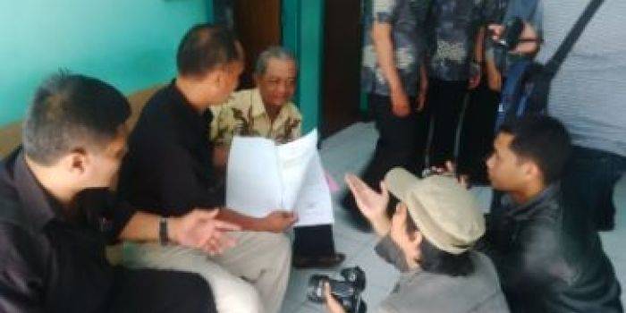 Para korban penipuan CPNS saat melapor ke Inspektorat Kota Kediri. (foto: arif kurniawan/BANGSAONLINE)