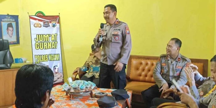 Kegiatan Jumat curhat yang digelar Satbinmas Polres Ngawi.