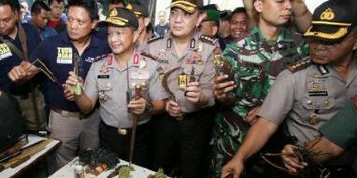 Kapolda Metro Jaya Irjen Tito Karnavian didampingi jajarannya menggelar barang bukti hasil operasi pekat di kawasan Kalijodo. foto: rakisa/ BANGSAONLINE