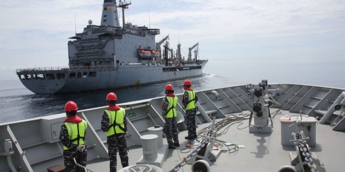KRI RE Martadinata dan USNS Rappahannock saat melakukan latihan bersama. foto: Dispen Armatim