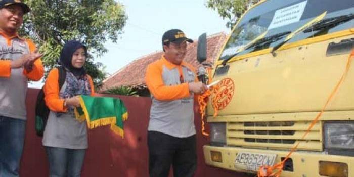 Ketua KPUD Ngawi, Syamsul Wathoni, saat memberangkatkan surat suara. foto: zainal abidin/ BANGSAONLINE