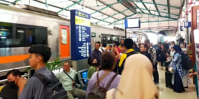 Suasana peron Stasiun Kediri long weekend Iduladha