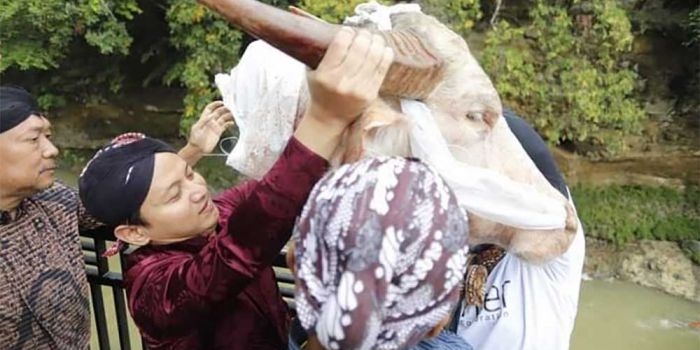 Bupati Arifin saat melarung kepala kerbau di Sungai Bagong Trenggalek.