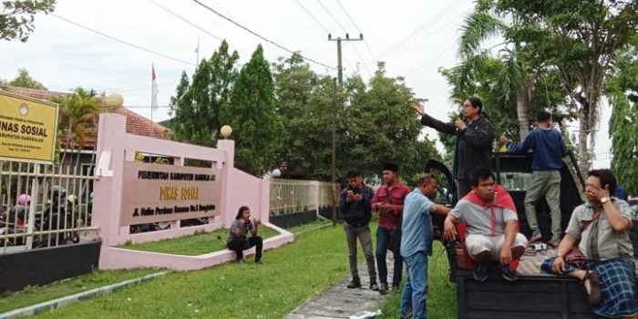 Aksi demo di kantor Dinsos Bangkalan, Kamis (12/12).