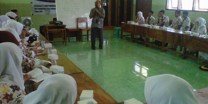 ANTUSIAS. Sekolah jurnalistik di SMA N 1 Montong Tuban diikuti peserta dengan antusias. foto : suwandi/bangsaonline
