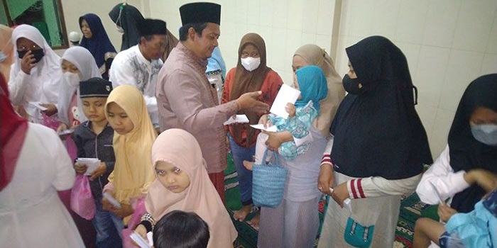 Suasana saat Yayasan Masjid At Taqwa memberi santunan kepada anak yatim. 