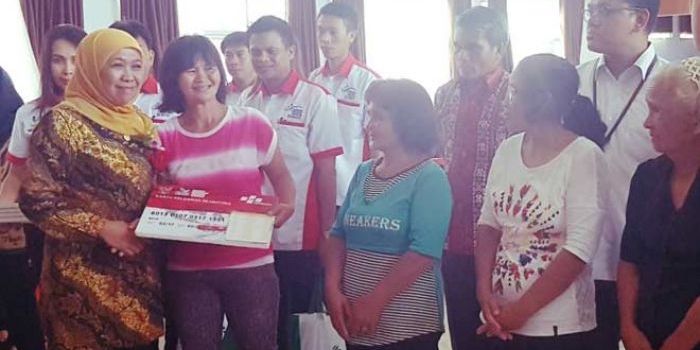 Menteri Sosial Khofifah Indar Parawansa saat memberi bantuan sosial ke warga Minahasa dan Tomohon. 