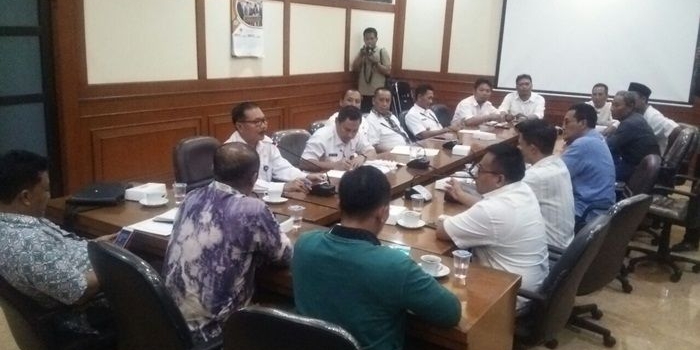 Hearing Komisi I DPRD Gresik dengan AKD dan Kepala DPMD soal penjaringan dan penyaringan perangkat desa. Foto: SYUHUD A/BANGSAONLINE