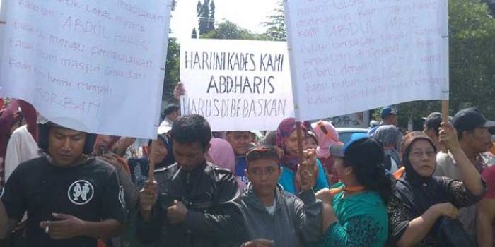 Sejumlah LSM dan ormas saat menggelar aksi unjuk rasa di depan kantor Pengadilan Negeri Kota Kediri. foto: arif kurniawan/ BANGSAONLINE