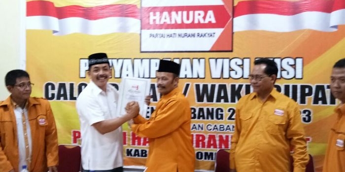 Penyerahan rekom dari Hanura untuk pasangan Syahrul di kantor DPC hanura Jombang. foto: BANGSAONLINE