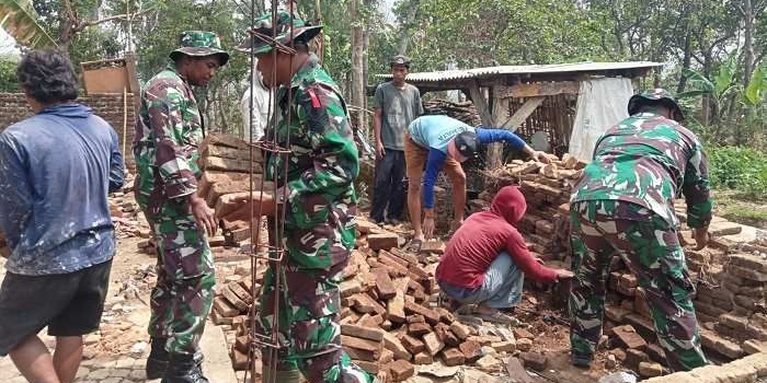 Tim TMMD ke-122 saat membongkar salah satu rumah warga. Foto: Ist.