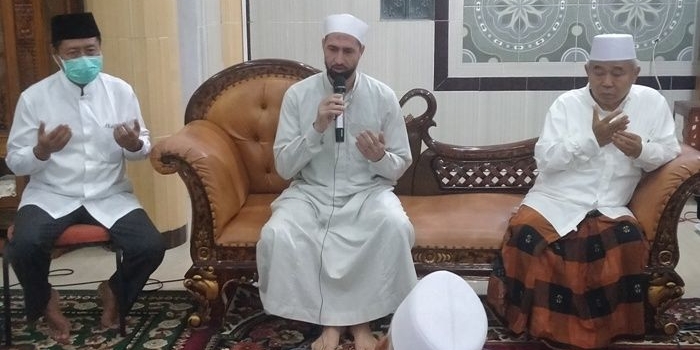 Prof Dr KH Asep Saifuddin Chalim, M.Ag (kanan), Syaikh Barkawi dari Universitas Al-Azhar Mesir (tengah) dan Drs KH Muhammad Roziqi (kiri). foto: MMA/ bangsaonline.com