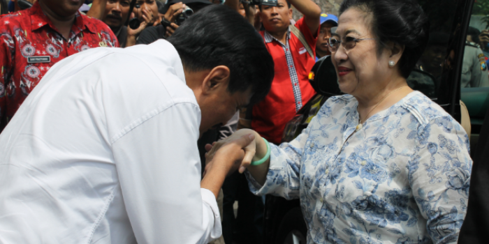 Para kader sedang memberi hormat dengan mencium tangan megawati. Foto: tri susanto