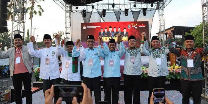 Ketua KPU Pamekasan Mahdi bersama Ketua Bawaslu Sukma Firdaus serta ketiga paslon bergandengan tangan usai deklarasi kampanye damai.