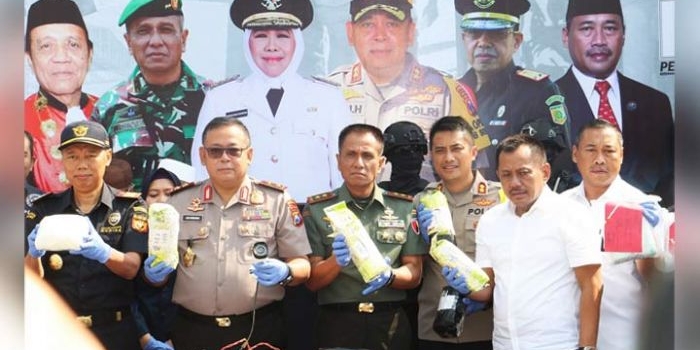 Sekretaris Daerah Provinsi Jawa Timur, Heru Tjahjono ikut menyaksikan pemusnahan 50 kilogram narkotika dan obat berbahaya (narkoba) jenis sabu, yang dilakukan oleh Kapolda Jatim, Irjen Pol Luki Hermawan, beserta jajarannya di halaman Mako Polresta KP3 Tanjung Perak.