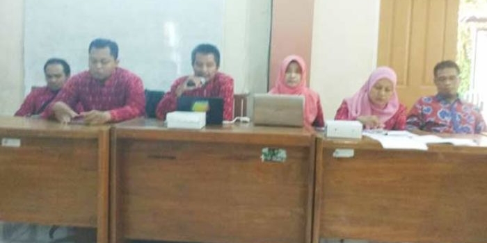 Dewan pendidikan saat menyampaikan rilis terkait petisi yang dikeluarkan di aula Pasca Sarjana STAIN Kediri.