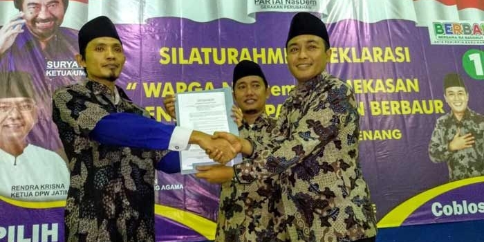 Ketua PAC Nasdem Tlanakan saat memberikan surat pernyataan dukungan kepada Badrut. 