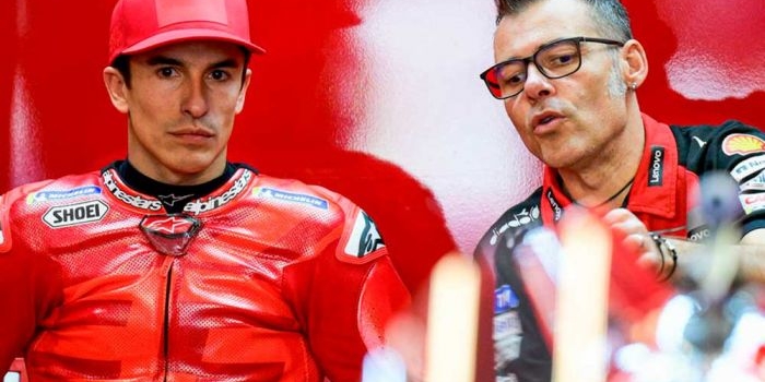 Marc Marquez berdiskusi dengan teknisi di garasi Ducati.