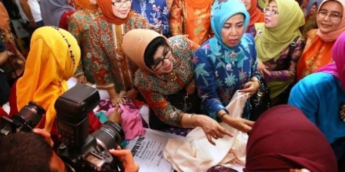 Ketua Umum Panitia Harganas XXI Tahun 2014 Ny Hj Vita Gamawan Fauzi SH dan Ketua Dekranasda Jatim Nina Soekawo MSi melihat satu stand kerajinan. Foto:nisa/BANGSAONLINE