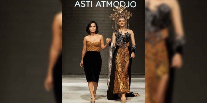 Fashion Designer Asti Atmodjo (kiri) saat menggandeng Putri Indonesia asal Jawa Timur sekaligus Putri Indonesia Pariwisata 2022 Adinda Cresheilla untuk memperagakan karyanya.