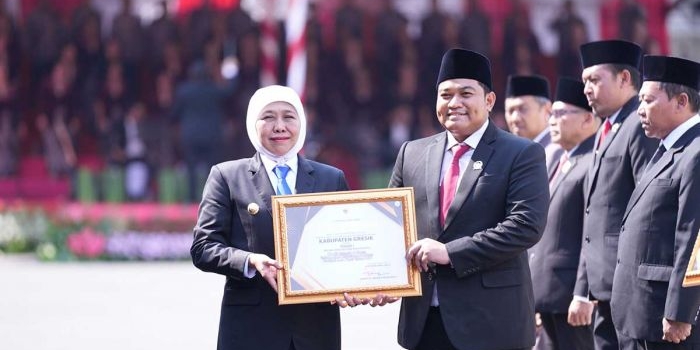 Ketua DPRD Gresik saat menerima penghargaan dari Gubernur Khofifah. Foto: Ist