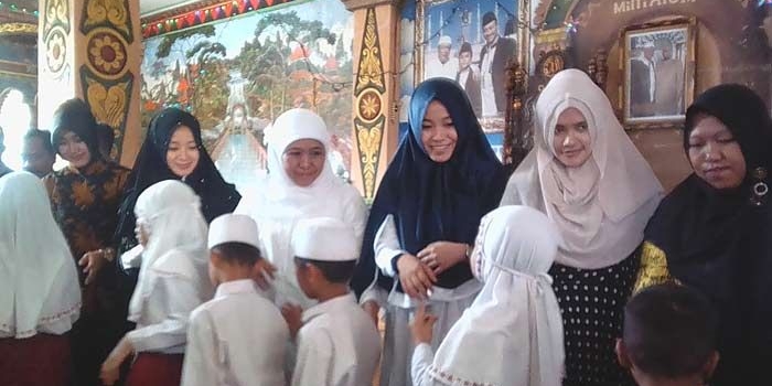 Khofifah Indar Parawansa bertemu kalangan tokoh di Indonesia di Pondok Pesantren Millenium, Tenggulunan, Kecamatan Candi, Sidoarjo. Ada Jokowi, Prabowo, Megawati, Hasyim Muzadi, SBY, Yatsir Arafat, Syahrini dan beberapa tokoh lainnya.