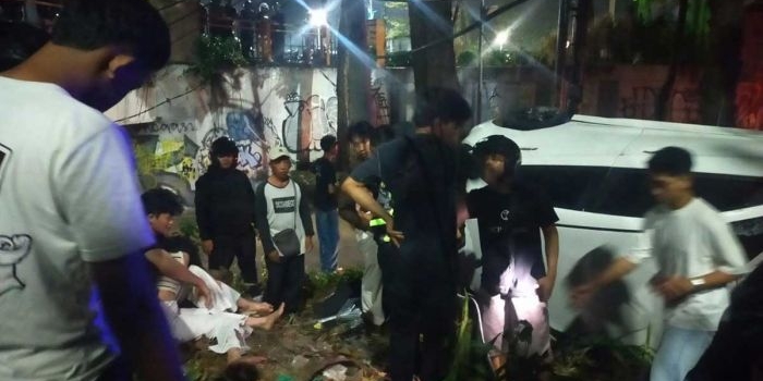 honda-brio-terjun-dari-flyover-gubeng-2-penumpang-selamat
