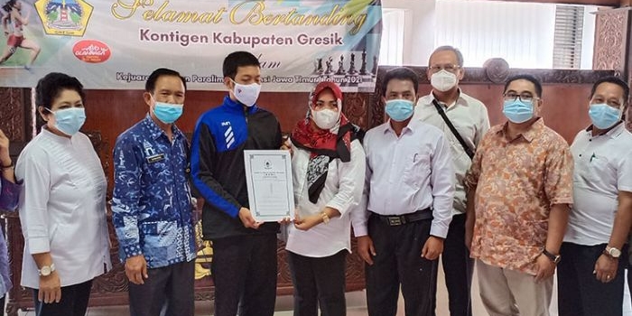 Ketua KONI Gresik dr. Anis Ambiyo Putri saat melepas atlet NPCI di Pendopo Bupati Gresik. (foto: SYUHUD/BANGSAONLINE)