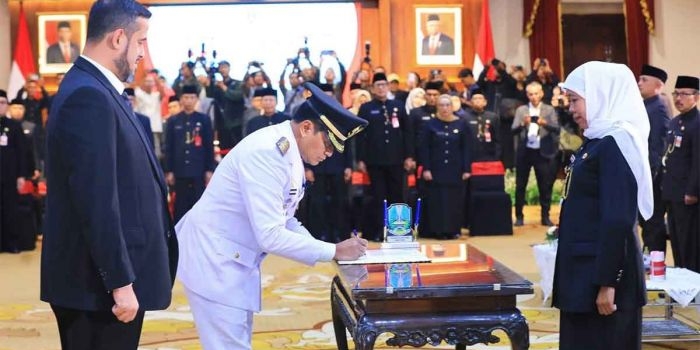 Gubernur Khofifah saat melantik Kepala Dinas ESDM Jawa Timur, Nurkholis, menjadi Pj Wali Kota Probolinggo di Gedung Negara Grahadi, Surabaya.