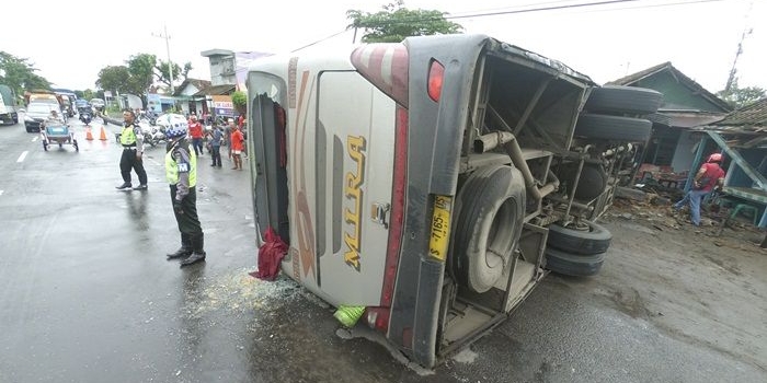 Bus Mira terbalik saat menghindari pengendara sepeda motor. Foto: RONY S/BANGSAONLINE