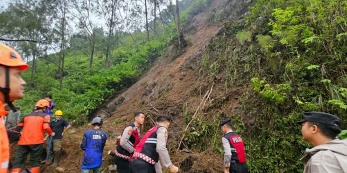 pascalongsor-jalur-pacet-cangar-polres-mojokerto-dan-petugas-gabungan-lakukan-pembersihan-jalan