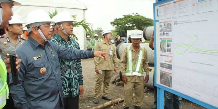 Bupati Saiful Ilah dan Ketua DPRD Sidoarjo Sullamul Hadi  Nurmawan saat dimulainya pembangunan Jalan Lingkar Waru-Masjid Al Akbar, pertengahan Januari 2015 lalu. foto: istimewa