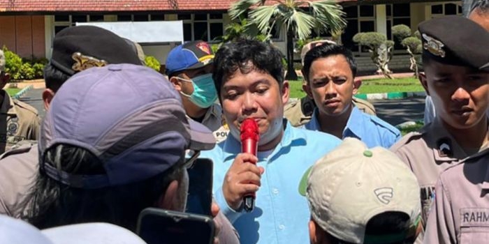 Korwil BGN Pamekasan, Hariyanto, saat menemui massa aksi.