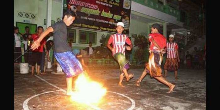 KICK OFF: Pertandingan perdana kompetisi sepak bola api digelar di halaman Kantor PCNU Magetan, Senin (4/4) malam. foto: dewi n.m/ BANGSAONLINE