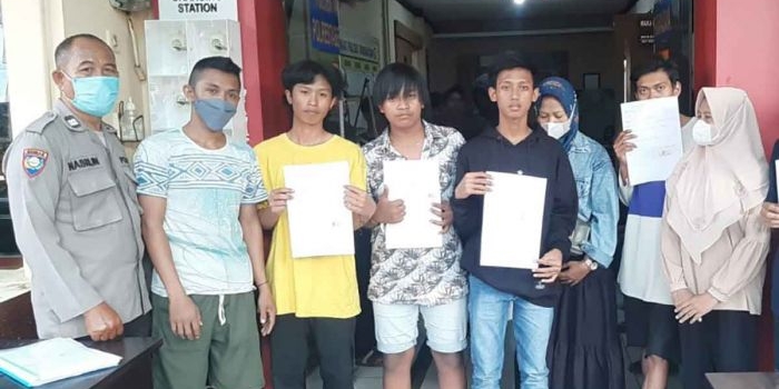 Petugas kepolisian amankan sejumlah pemuda saat menggelar operasi gabungan berskala besar di Surabaya.