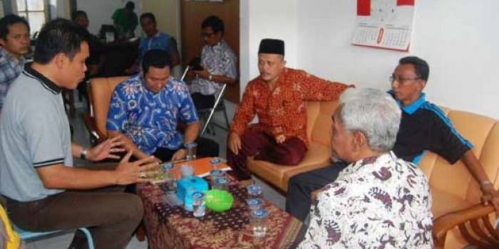 Pertemuan dua kubu di kantor panwas Trenggalek. foto: herman/BANGSAONLINE